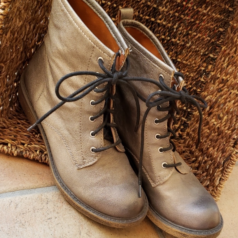 LUCKY BRAND Novembrer Metallic LaceUp Bootie